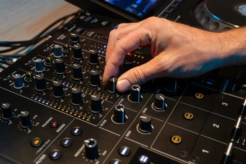 AlphaTheta DJM-V5