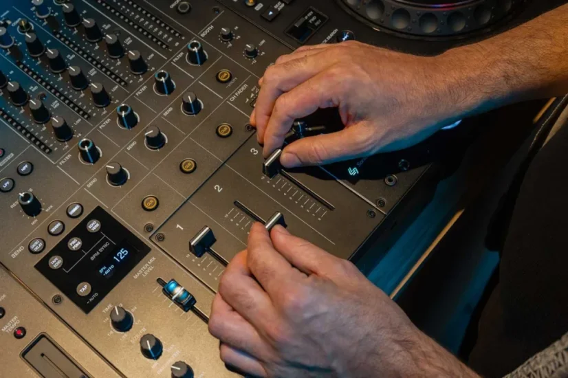AlphaTheta DJM-V5