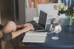 Mozos HS-ALU - stojan na slúchadlá