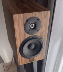 2A acoustic EMPIRE V ponuke viacero farieb a dýh. 