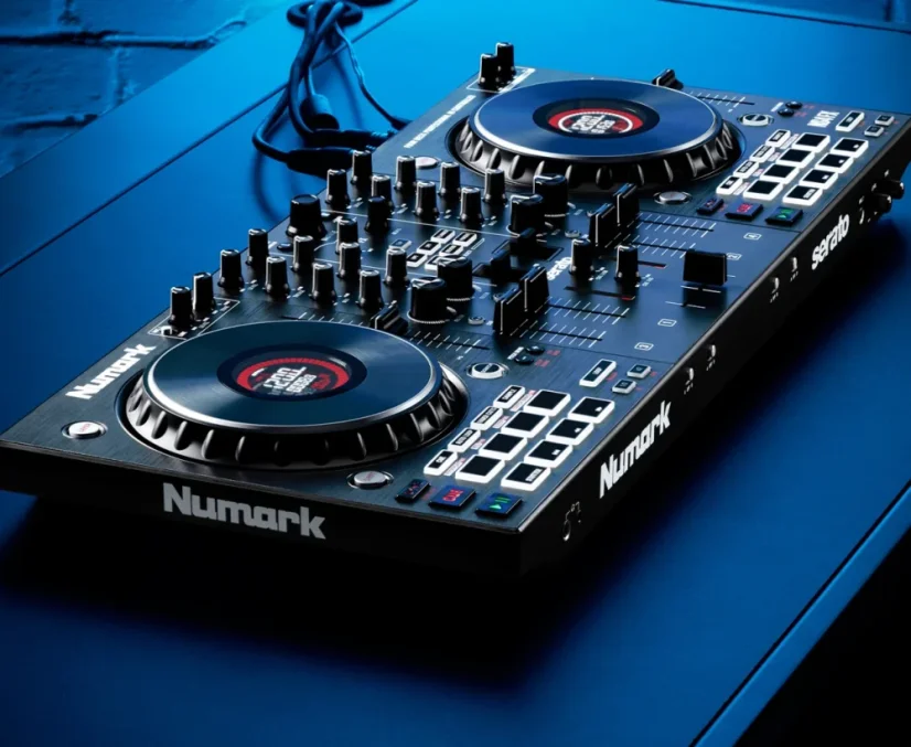 Numark NS4FX 