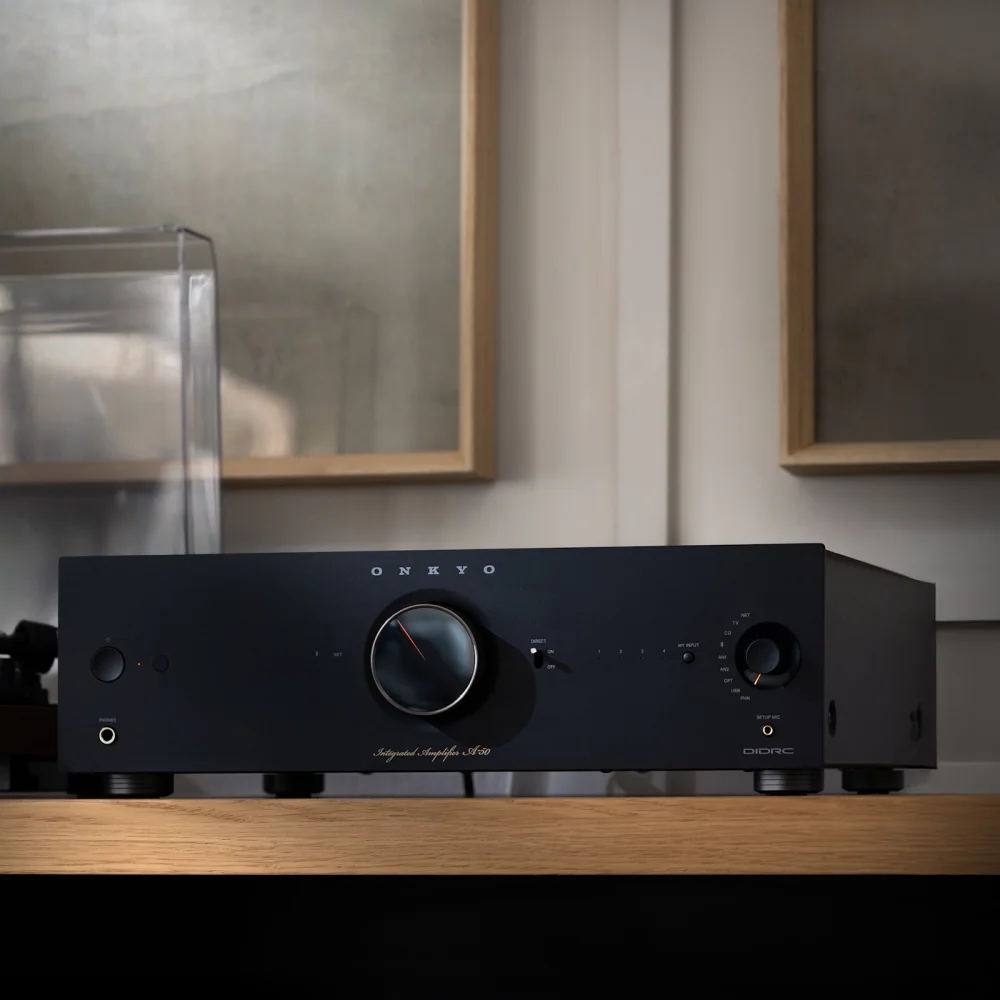 Onkyo A-50 vedle gramofonu